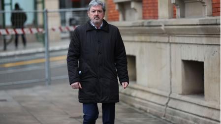 Antxon Alonso, a su llegada al Parlamento de Navarra, este martes 27 de enero