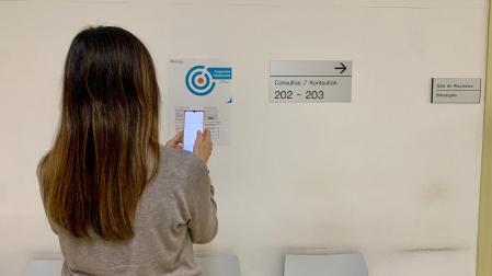 Una usuaria del centro de salud consulta la activación del wifi.