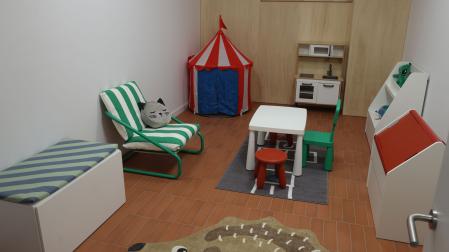 El local, una bajera cedida por la Tesorería General de la Seguridad Social, se ha habilitado en modo "casita", con materiales cálidos, estancias acogedoras e incluso una cocina, con idea de amabilizar ese proceso a los menores