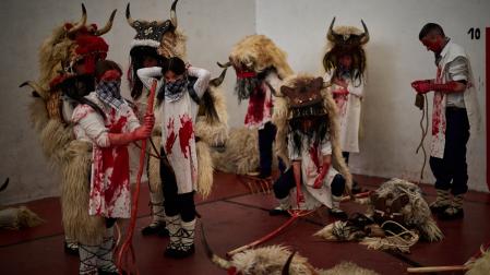 Un grupo de jóvenes ultiman sus preparativos para unirse al Carnaval vestidos de Momotxorros.