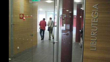 Acceso a la Biblioteca de Lesaka, en la Casa de Cultura Harriondoa.