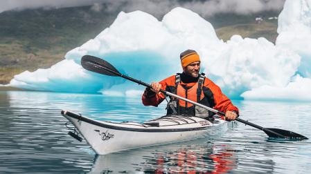 El piragüista español Saul Craviotto, durante su viaje a la isla de Groenlandia para conocer los orígenes del kayak