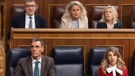 El presidente del Gobierno, Pedro Sánchez y la vicepresidenta segunda y ministra de Trabajo, Yolanda Díaz, durante una sesión plenaria extraordinaria en el Congreso de los Diputados este martes 27 de enero