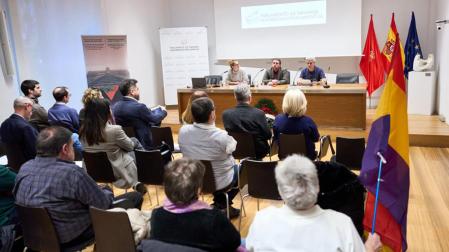Unai Hualde, en el centro, en la apertura del acto conmemorativo del Día Europeo de la Memoria del Holocausto