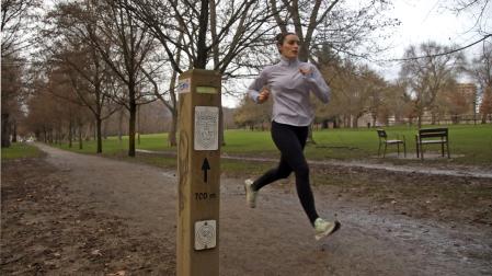 Una corredora, este pasado 27 de enero por la tarde, en el circuito urbano de running Patxi Morentin en la Vuelta del Castillo de Pamplona