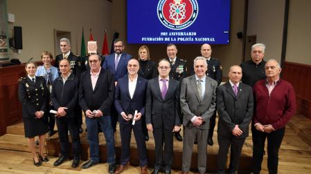 Imagen de los homenajeados y condecorados este martes en Pamplona