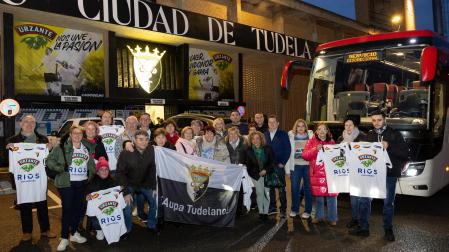 Integrantes de la expedición ribera que viajó este martes a Madrid para participar en ‘El Precio Justo’, con algunas de las camisetas del CD Tudelano