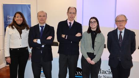 En la presentación del ciclo de conferencias intervinieron Paloma Arraiza, patrona de Fundación Diario de Navarra y consejera de Grupo La Información; José Manuel Olivar, presidente del Consejo Navarro de Movimiento Europeo; Javier Andreu, presidente de la Sociedad de Estudios Históricos de Navarra; Vania Samperio, presidenta de Equipo Europa Navarra; y Aladino Colín, presidente de Co.Ciudadana