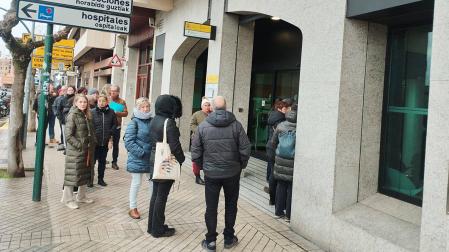 Personas guardan fila ante las puertas de la oficina de la Seguridad Social en la calle Yanguas y Miranda de Pamplona