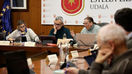 La portavoz del PSN, María Sanz de Galdeano, el secretario municipal, José Luis Navarro, y la alcaldesa, Marta Ruiz de Alda, en un pleno reciente