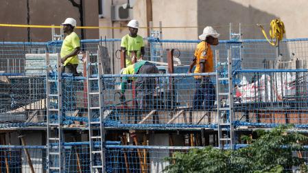 Varios trabajadores de la construcción, en una obra en el centro de Valencia