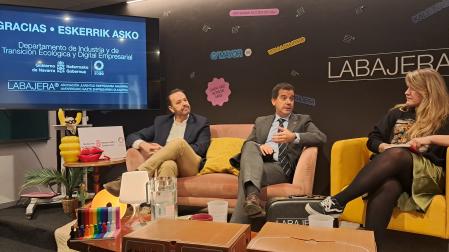 El consejero de Industria y de Transición Ecológica y Digital Empresarial del Gobierno de Navarra, Mikel Irujo Amezaga, y el director general de Fomento Empresarial e Infraestructuras, Iñigo Arruti junto con Adriana Eransus, gerente de AJE, durante el acto