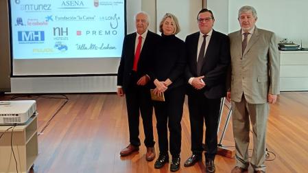 De izq. a dcha: Joaquín Antúnez Riezu, presidente de la Asociación Cultural Pepe Leuza; Margarita Leuza Labiano, hija de Pepe Leuza; Mariano de Pablos Fernández, presidente de la Federación Navarra de Ajedrez; y Sergio Coellar Mideros, director del torneo, durante la presentación del mismo, este martes en el hotel Iruña Park.