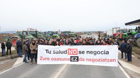 Fotos de los cortes de carreteras en Castejón y Ribaforada por loa agricultores