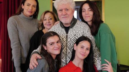Foto compartida en redes por Nieves Álvarez en la que la modelo comparte reunión junto a Carmen Machi, Amaia Romero, Milena Smit, Vicky Luengo y Pedro Almodóvar