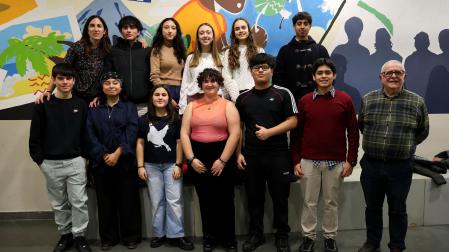 Los jóvenes protagonistas de la creación del corto junto a Pedro Echávarri y Olaia Sánchez el día de la presentación en Estella