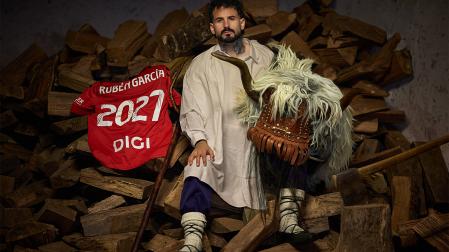Rubén García ataviado de momotxorro con motivo de la ampliación de su contrato con Osasuna hasta junio de 2027