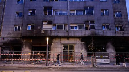 Imagen del portal 100 de la calle Marcelo Celayeta poco después del incendio