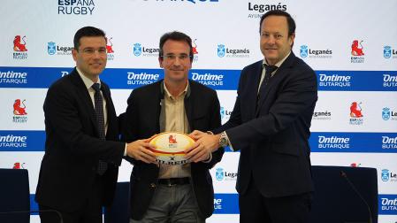 De izquierda a derecha, Martín Ortega, director general del CD Leganés; Miguel Ángel Recuenco, alcalde de Leganés; y Juan Carlos Martín 'Hansen', presidente de la Real Federación Española de Rugby, en el Estadio de Butarque