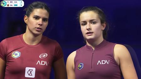 Delfi Brea y Martina Calvo conversan durante un juego en el primer set del estreno en la HexagonCup 2026