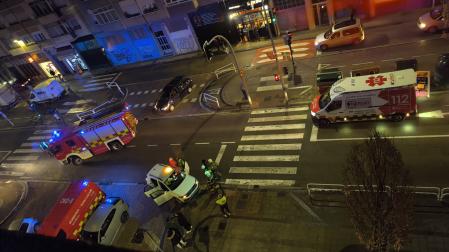 Los servicios de emergencia atienden el accidente