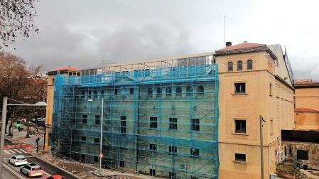 Aspecto que presenta la fachada lateral del frontón Labrit, donde se están colocando las máquinas