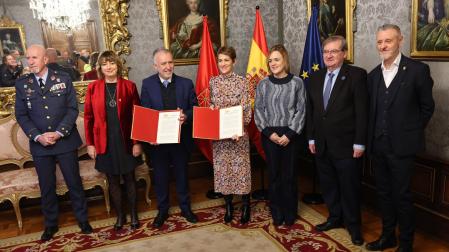 La presidenta Chivite y el ministro Ángel Víctor Torres (tercero por la izquierda) tras la firma del protocolo en el Palacio de Navarra