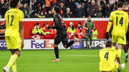 Malik Tillman celebra el segundo gol para el Leverkusen ante el Villarreal