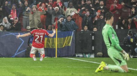 Andreas Schjelderup celebra su tanto ante la desesperación de Courtois