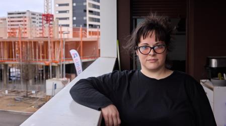Garbiñe posa en la terraza donde sufre una fuga del sistema de aerotermia