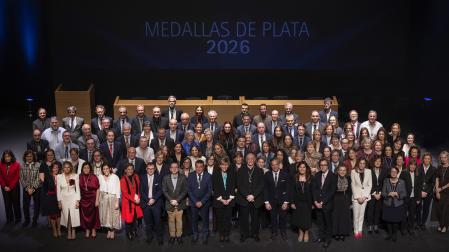 Foto de familia de los profesionales homenajeados