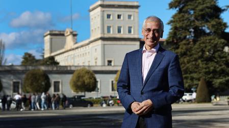 Carlos Barrera, director académico del Máster en Comunicación Política y Corporativa de la Universidad de Navarra, posa ante el Edificio Central de la institución académica