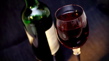 Una botella y una copa de vino