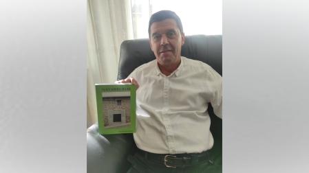 Fernando Maiora sostiene un ejemplar de ‘Navarrerías’