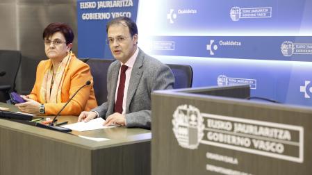 El consejero de Salud del Gobierno Vasco, Alberto Martínez (d), y la directora general del servicio vasco de Salud (Osakidetza), Lore Bilbao (i), han comparecido ante los medios de comunicación para actualizar la información relacionada con la aplicación de vacunas caducadas