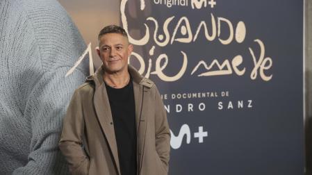 El cantante Alejandro Sanz posa para los medios durante el pase gráfico del estreno de su serie documental 'Cuando nadie me ve'