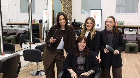 Garazi Oyarzun, propietaria de Espacio 74, posa sentada junto a -de izda. a dcha.- Cristina Sánchez, Claudia Pinto y Nahia Poyo.
