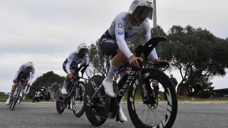 El equipo Movistar Team, durante la contrarreloj por equipos de la XXXV Garden Hotels-Luxcom Challenge Ciclista Mallorca, entre Ses Salines y la Colonia de Sant Jordi este jueves