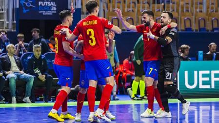 El quinteto de España celebra uno de los diez goles que marcó a Bélgica