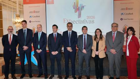 De izquierda a derecha, Jorge M. Apesteguía (Grant Thorton), Erik Zalaba (Zabala Innovation), Alfonso Bañón (grupo La Información), Oriol Aspachs (CaixaBank Research), Michael Hobusch (Volkswagen Navarra), Mikel Irujo (Gobierno de Navarra), Isabel Moreno (CaixaBank), Antonio Sánchez (grupo Uvesa) y Marialuz Vicondoa (Diario de Navarra).
