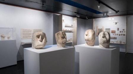 Cabezas de apóstoles en una exposición en el Museo Oteiza sobre la estatuaria de Aránzazu