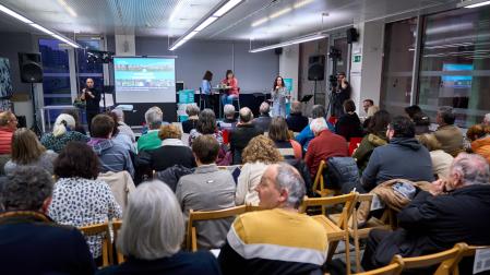 La cafetería ya cerrada Intermezzo, durante el Foro de Barrio celebrado ayer