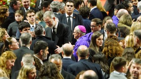 Los Reyes Felipe VI y Letizia dan consuelo a los familiares de las víctimas después de la misa funeral en memoria de las 45 personas fallecidas en el accidente ferroviario de Adamuz