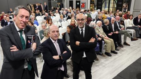 José Antonio Zarzalejos, entre Carlos Andreu (SCN) e Íñigo González (’Diario de Navarra’), antes de empezar el acto en Pamplona