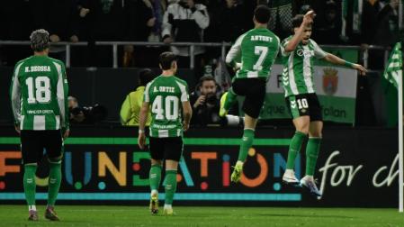 El delantero del Betis Abde Ezzalzouli celebra su gol, segundo del equipo andaluz, durante el partido de la octava jornada de la UEFA Liga Europa ante el Feyenoord