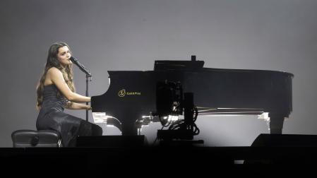 Imagen de la actuación de Amaia, al piano, en Barcelona