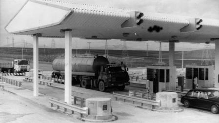 Vehículos en el peaje en la jornada de puesta en marcha de la Autopista de Navarra (AP-15) hace 50 años en el tramo Noáin-Tafalla