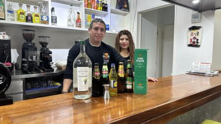 César Coronado y Ana Palacios posan en el bar restaurante Asu Mare de Estella.