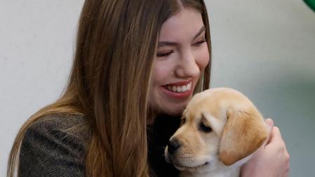 La infanta Sofía con uno de los cachorros
