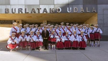 Integrantes de todas las generaciones de Larratz en una foto de familia tras interpretar la Ezapada Dantza